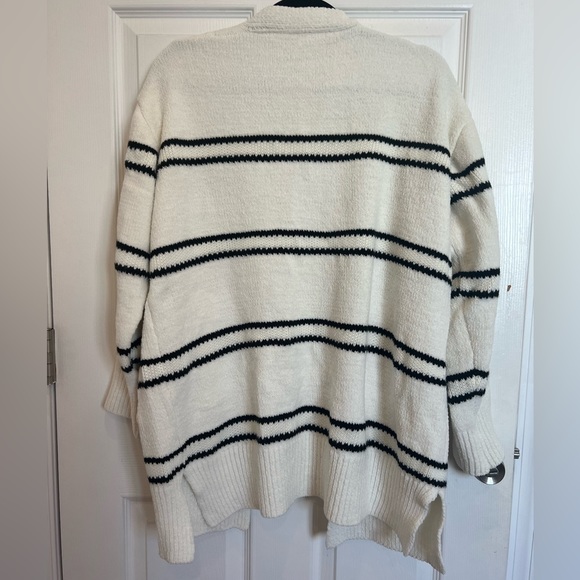 Oversized Fuzzy Knit Sweater - Picture 4 of 4